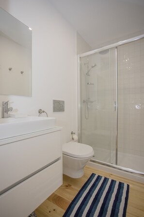 Comfort Apartment, 2 Bedrooms | Bathroom | Shower, hair dryer, towels, soap