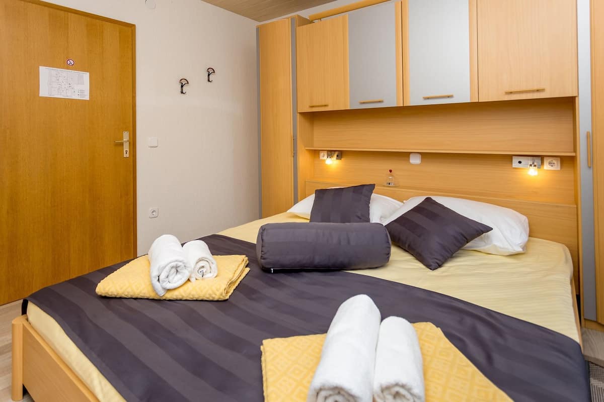 Free rollaway beds, free WiFi, bed sheets