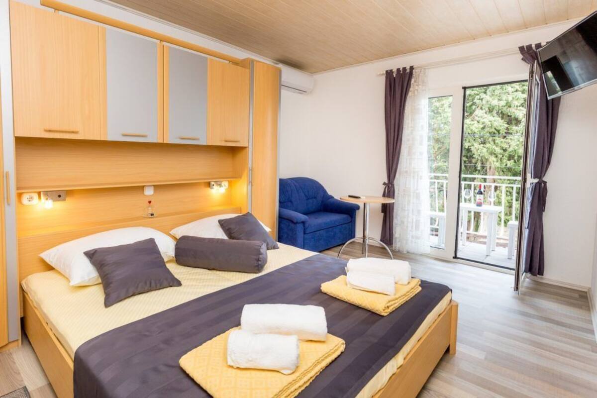 Free rollaway beds, free WiFi, bed sheets