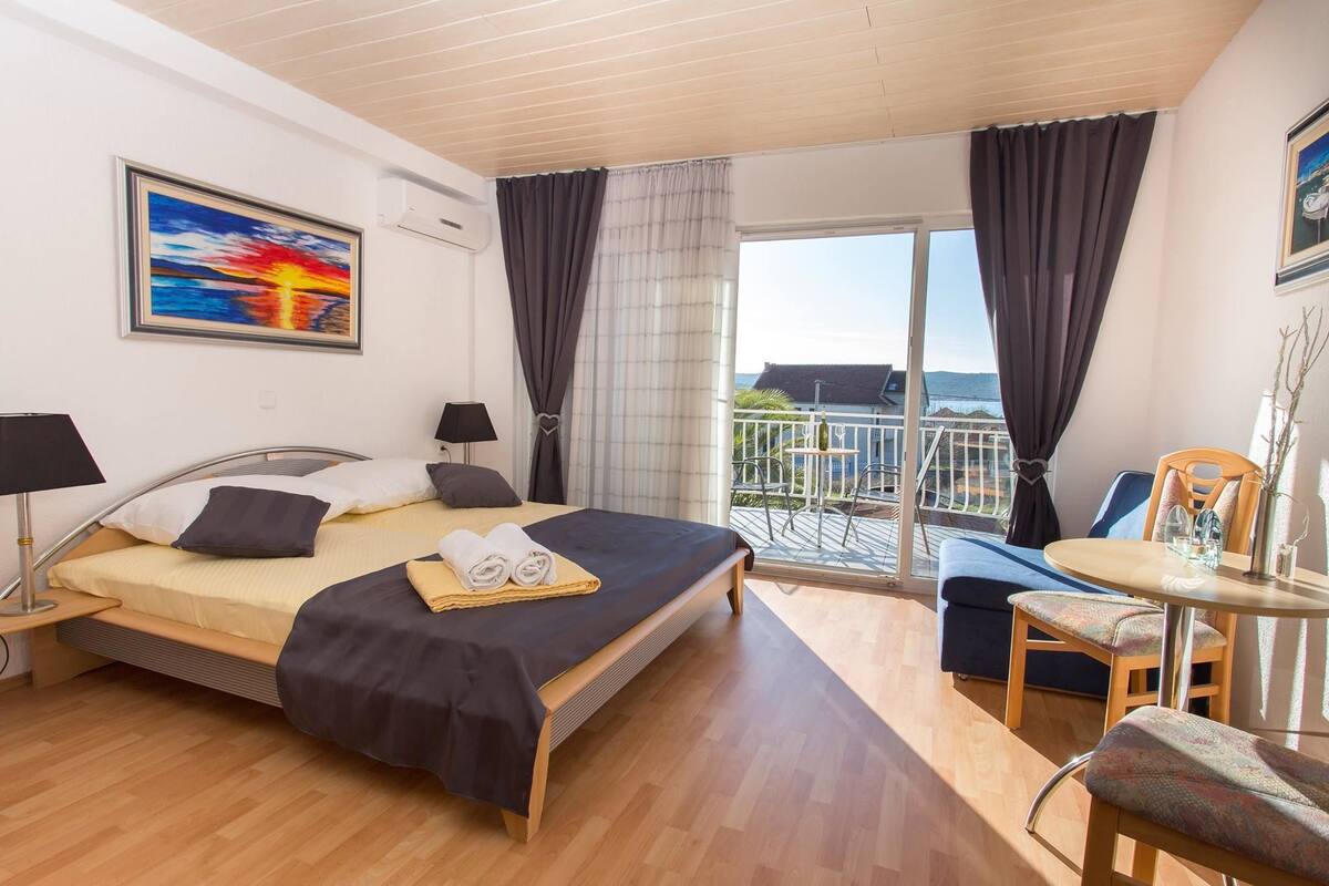 Free rollaway beds, free WiFi, bed sheets