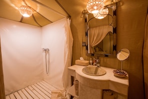 Comfort Tent | Bathroom | Shower, free toiletries, slippers, towels - Erg Chebbi Camp (Taouz)