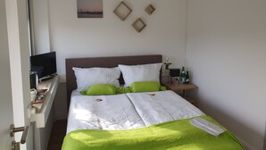 Hypo-allergenic bedding available, Select Comfort beds, desk
