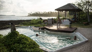 Kolam renang outdoor, dengan kursi berjemur