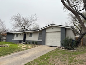 Exterior - The Peahen House - 2 to 10 guests (San Antonio)