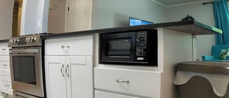 Kjøleskap, mikrobølgeovn, ovn og kokeplater