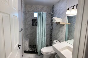 Een douche, een haardroger, handdoeken, zeep