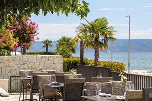 Outdoor dining - VIPo Prestige Apartments (Podstrana)