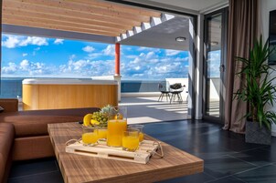 Una piscina al aire libre, sombrillas, sillones reclinables de piscina