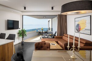 Flat-screen TV, Netflix, streaming services