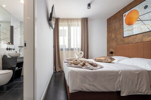 Ropa de cama de alta calidad y caja de seguridad en la habitación 
