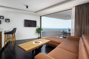 Superior-Apartment, 2 Schlafzimmer, eingeschränkter Meerblick, Strandnähe | Wohnbereich