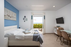 Standaard studio, uitzicht op zee, aan het strand | Luxe beddengoed, een kluis op de kamer, een bureau