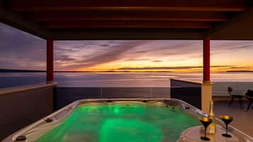 Luxury Penthouse, Sea View, Beachfront | Private spa tub