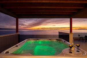 Forsetaþakíbúð - sjávarsýn - vísar út að hafi | Einkanuddbaðkar