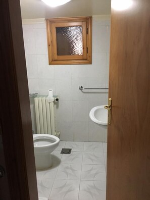 Separat badekar og dusj, toalettartikler (inkludert) og hårføner