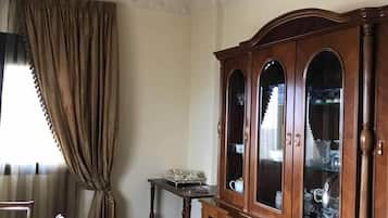 Frigorifero con congelatore, microonde, forno, bollitore elettrico
