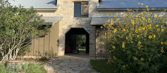 プールとゲームルームを備えた20エーカーの静かな敷地にあるドッグトロットホーム。