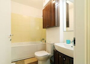 Comfort Apartment | Bathroom | Free toiletries, bathrobes, towels