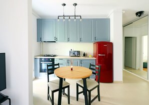 Apartemen Comfort | Dapur pribadi | Lemari es, microwave, oven, dan kompor