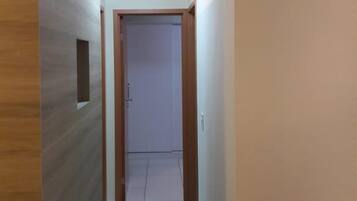 Apartamento standard, para não fumantes | Sala de estar | TV de tela plana