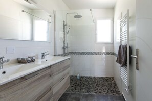 Een douche, een haardroger, handdoeken