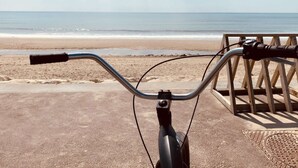 A bicycle with a view of the beach and ocean. - VillasHomeClet - Villa Les Alizés ⭐️ Terrace ⭐️ Beach ⭐️ A/C ⭐️ 3 bedrooms (VENSAC)