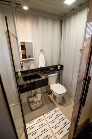 Douche, articles de toilette (gratuits), serviettes fournies