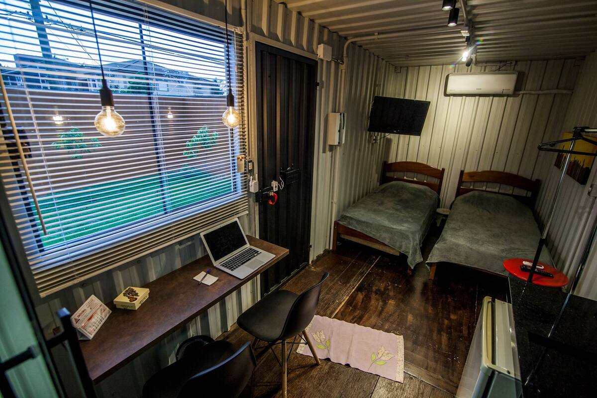 1 camera, minibar, una scrivania, postazione laptop