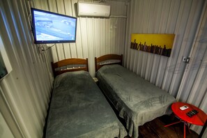 Basic Twin Room (Container 1) | Minibar, desk, laptop workspace, free WiFi - Vivenda Zilda Lobo (Ribeirão Preto)