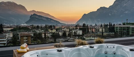 Bañera de hidromasaje al aire libre