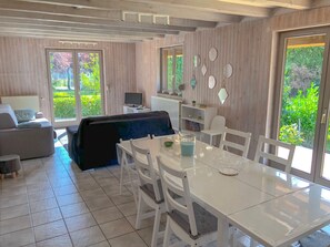 บ้านพัก, 2 ห้องนอน | บริเวณนั่งเล่น | ทีวีจอแบน 50 ซม. พร้อมช่องเคเบิล, ทีวี