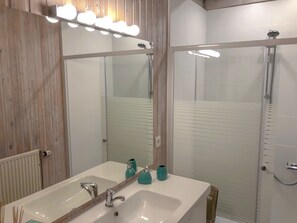 House, 2 Bedrooms | Bathroom | Shower, hair dryer, towels - 8p. House Tayhomen Durbuy (Durbuy)