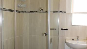 Douche, articles de toilette gratuits, serviettes fournies, savon