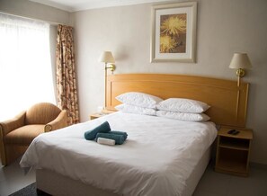 Double Room | Premium bedding, individually decorated, free WiFi, bed sheets - Old Hoek Guest House (Old Mohales Hoek)