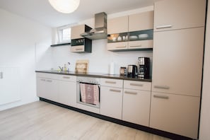 Apartment, Balkon, Blick auf den Innenhof (Fewo 1) | Eigene Küche | Kühlschrank, Ofen, Herdplatte, Wasserkocher mit Kaffee-/Teezubehör