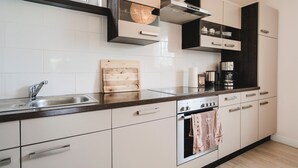 Căn hộ, ban công, quang cảnh sân vườn (Fewo 1) | Bếp riêng | Dụng cụ pha cà phê/trà, tủ lạnh, lò nướng, bếp nấu 