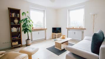 Apartment, Courtyard View (Fewo 2) | Living area | Flat-screen TV, DVD player, books