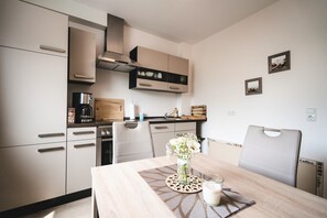 Apartment, Blick auf den Innenhof (Fewo 2) | Eigene Küche | Kühlschrank, Ofen, Herdplatte, Wasserkocher mit Kaffee-/Teezubehör