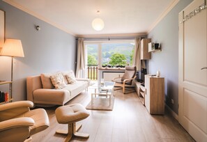 Appartement, balcon, vue cour intérieure (Fewo 1) | Coin séjour | Télévision à écran plat, lecteur de DVD, livres