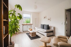 Apartment, Courtyard View (Fewo 2) | Living area | Flat-screen TV, DVD player, books - Haus Moselwiese (Alf)