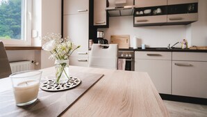 Căn hộ, quang cảnh sân vườn (Fewo 2) | Bếp riêng | Dụng cụ pha cà phê/trà, tủ lạnh, lò nướng, bếp nấu 