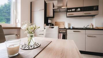 Căn hộ, quang cảnh sân vườn (Fewo 2) | Bếp riêng | Tủ lạnh, lò nướng, bếp nấu, dụng cụ pha cà phê/trà