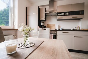 Appartement, vue cour intérieure (Fewo 2) | Cuisine privée | Réfrigérateur, four, plaque de cuisson, cafetière/bouilloire