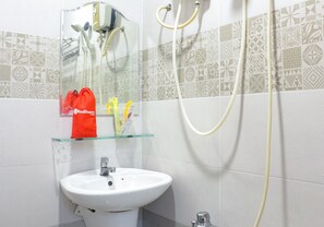 Shower, perlengkapan mandi gratis, sandal, dan handuk