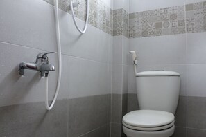 Shower, perlengkapan mandi gratis, sandal, dan handuk