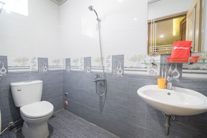 Habitación triple | Baño | Regadera, amenidades de baño gratuitas, toallas