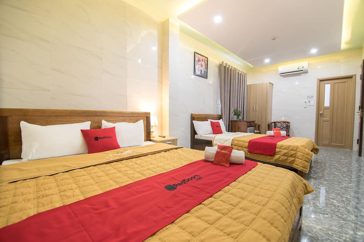 Triple Room | Desk, free WiFi