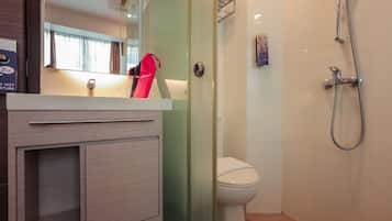 Single Room | Bathroom | Shower, free toiletries, slippers, towels