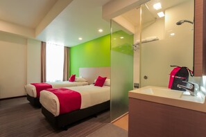 ห้องทวิน | ตู้นิรภัยในห้องพัก, โต๊ะทำงาน, ผ้าม่านกันแสง, เตารีด/โต๊ะรีดผ้า