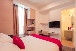 Double Room | In-room safe, desk, blackout drapes, iron/ironing board - RedDoorz Premium @ Balestier (Singapore)